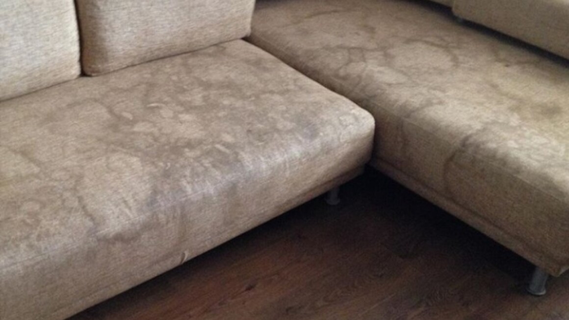 Светлый диван с пятнами на сиденьях до химчистки ЭкоКлин